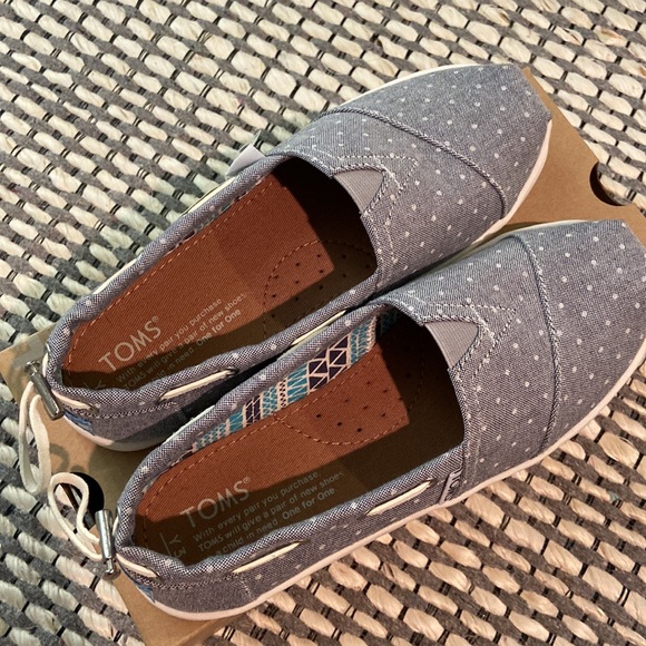 BRAND NEW! Toms Shoes. Youth 3 slip on shoes. - Picture 3 of 6